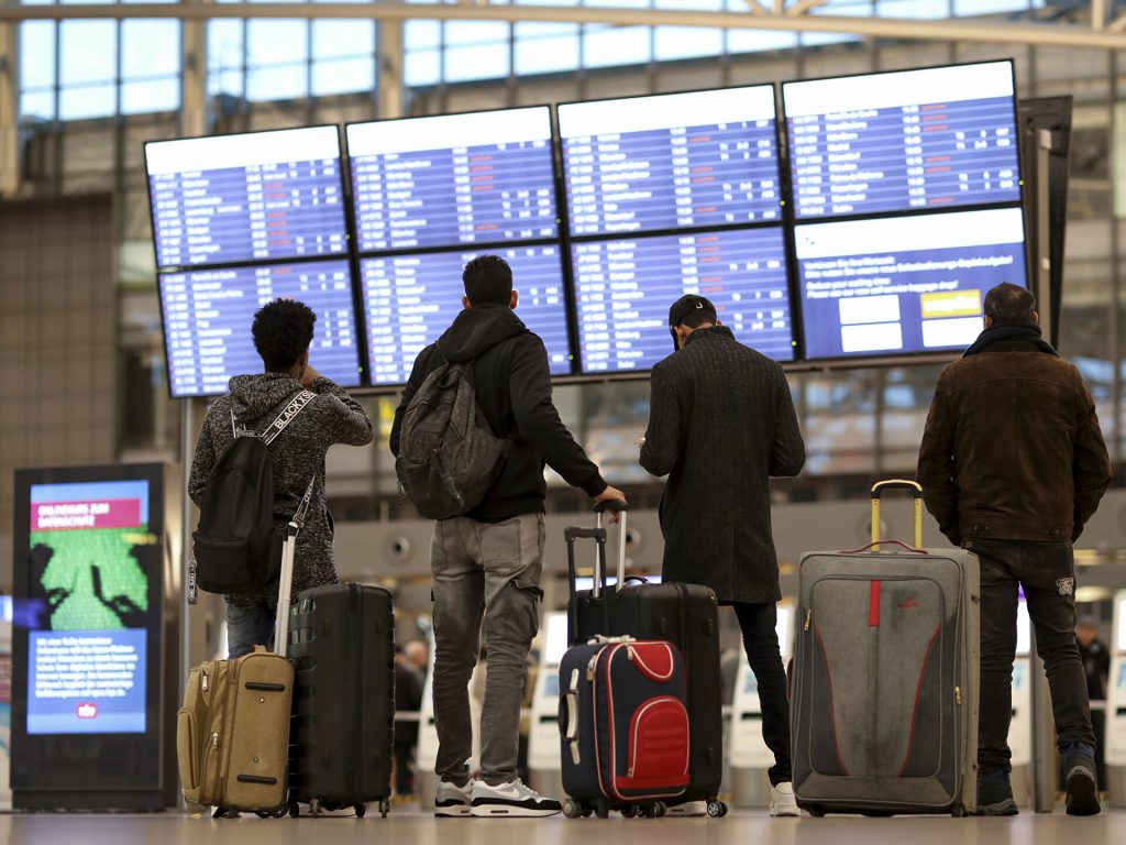 قيود السفر مطار