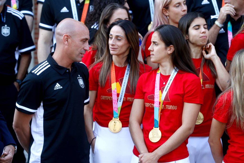 Spanish acting prime minister receives Women’s Spanish National Soccer Team